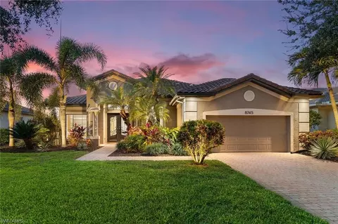 8745 Mustang Island Cir, Naples, FL 34113