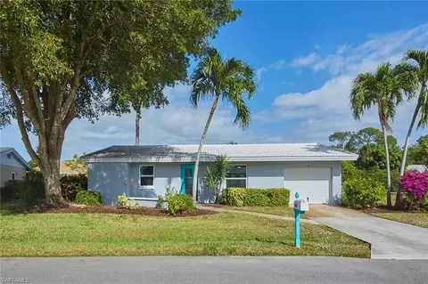 18 Lanai Cir, Naples, FL 34112