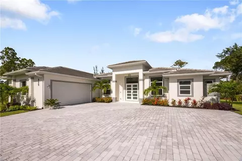 909 8th St SE, Naples, FL 34117