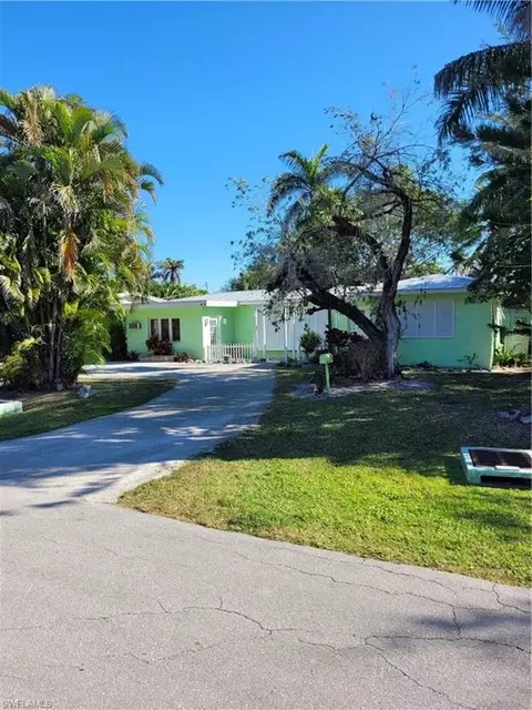 870 Forest Ave, Naples, FL 34102