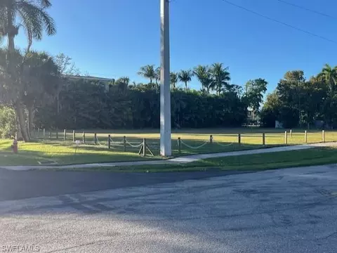 680 Park St, Naples, FL 34102 photo 2