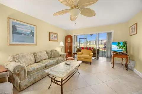 41 High Point Cir S #107, Naples, FL 34103