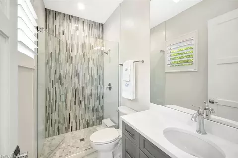 Bath - 680 Wedge Dr, Naples, FL 34103 photo 5 of 6