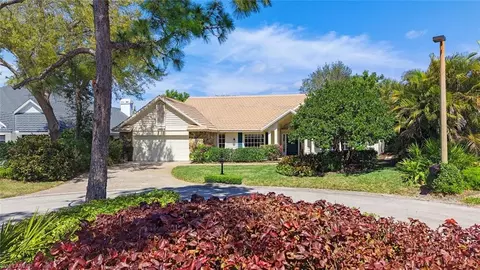 811 Arrowhead Ln, Naples, FL 34108