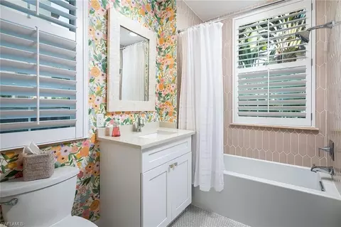 Bath - 142 Colonade Cir, Naples, FL 34103 photo 3 of 4