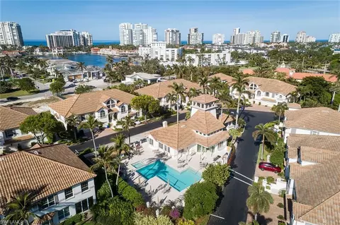 View/Area - 142 Colonade Cir, Naples, FL 34103 photo 2 of 8