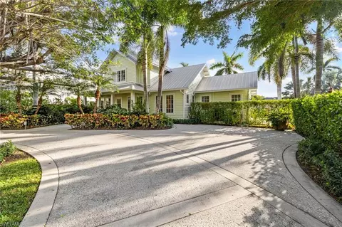 572 7th Ave N, Naples, FL 34102