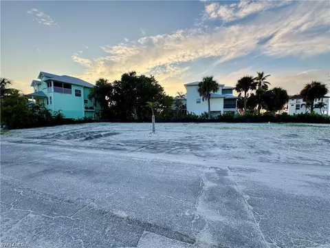 100 Washington Ave, Fort Myers Beach, FL 33931