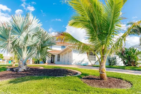 10082 Vanderbilt Dr, Naples, FL 34108