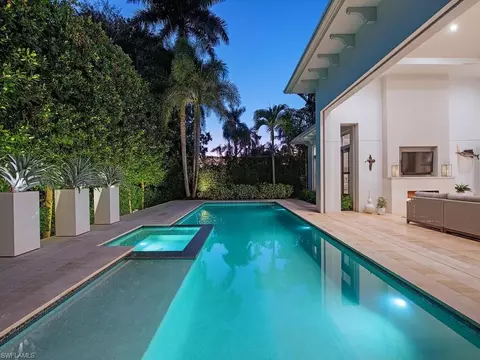 Exterior - 452 Putter Point Dr, Naples, FL 34103 photo 4 of 6