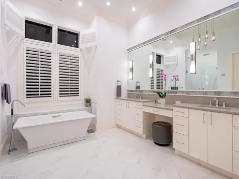 Bath - 452 Putter Point Dr, Naples, FL 34103 photo 2 of 5