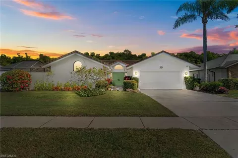 2419 Pine Woods Cir #11, Naples, FL 34105
