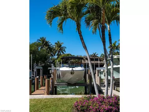 Exterior - 14 Sabre Ln, Naples, FL 34102 photo 3 of 10