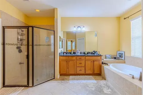 Bath - 1674 Serrano Cir, Naples, FL 34105 photo 3 of 3