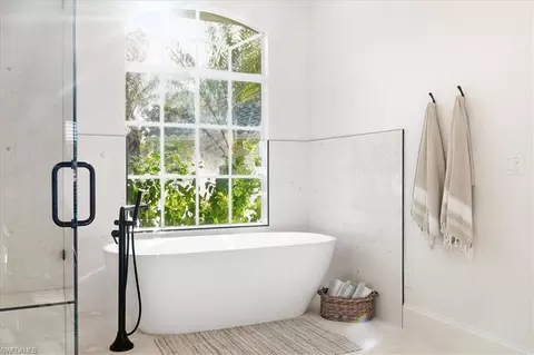 Bath - 4785 Kittiwake Ct, Naples, FL 34119 photo 3 of 6