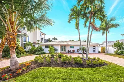 418 Germain Ave, Naples, FL 34108 photo 2