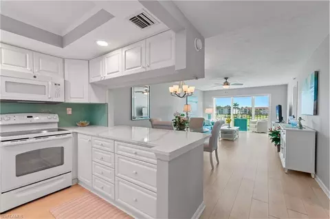 13 High Point Cir N #203, Naples, FL 34103