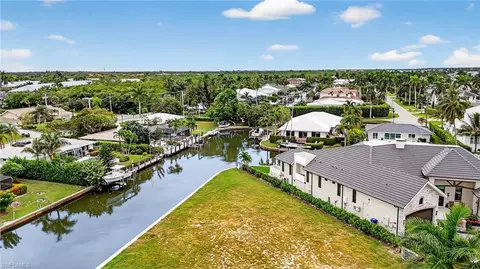 1693 Bonita Ct, Naples, FL 34102