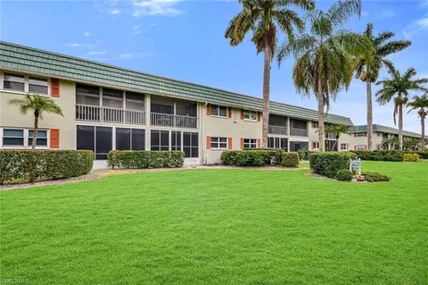 200 Valley Stream Dr #3B, Naples, FL 34113