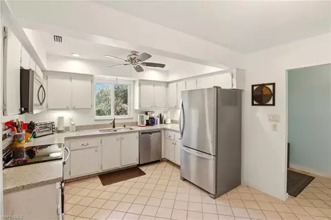 Kitchen - 215 Cypress Way E #E3, Naples, FL 34110 photo 2 of 5