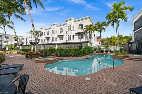 441 4th Ave S #304, Naples, FL 34102
