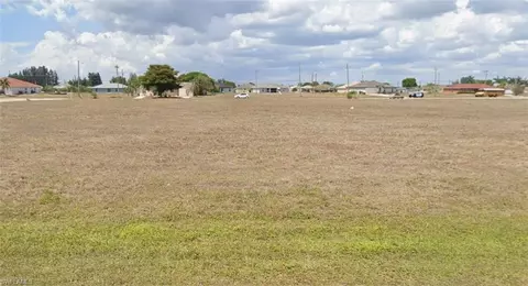 605 NE 15th Ter, Cape Coral, FL 33909