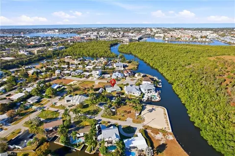 1159 Holiday Ln E, Naples, FL 34104