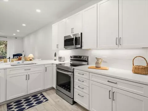 501 Robin Hood Cir #101, Naples, FL 34104