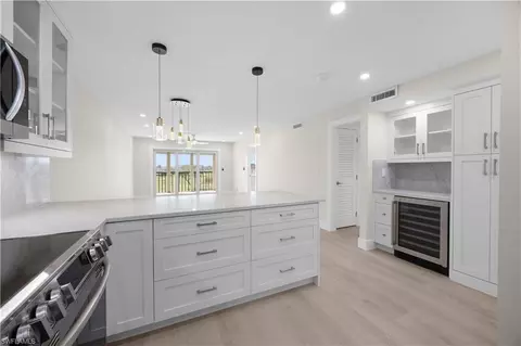 21 High Point Cir E #409, Naples, FL 34103