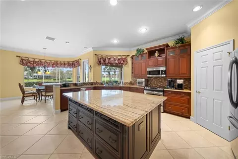 8427 Gleneagle Way, Naples, FL 34120