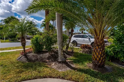 1076 Diamond Lake Cir, Naples, FL 34114