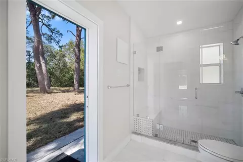 Bath - 47 River Ct, Naples, FL 34110 photo 3 of 4