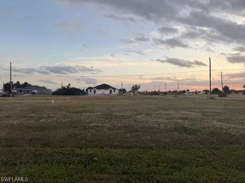 2102 NE 17th St, Cape Coral, FL 33909