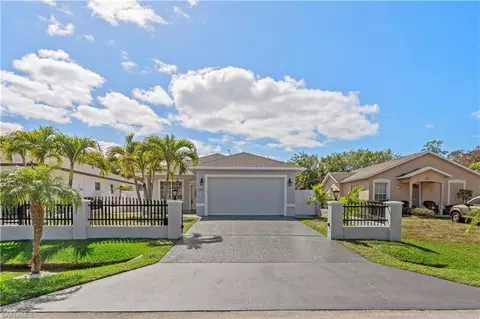 183 7th St, Naples, FL 34113