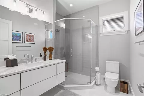 Bath - 725 Harbour Dr, Naples, FL 34103 photo 4 of 5