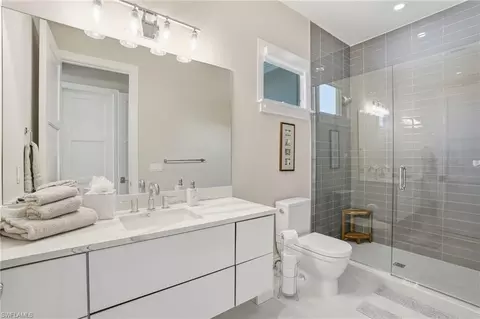 Bath - 725 Harbour Dr, Naples, FL 34103 photo 3 of 5