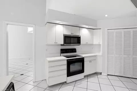 Kitchen - 727 Warwick Pl, Naples, FL 34104 photo 2 of 2