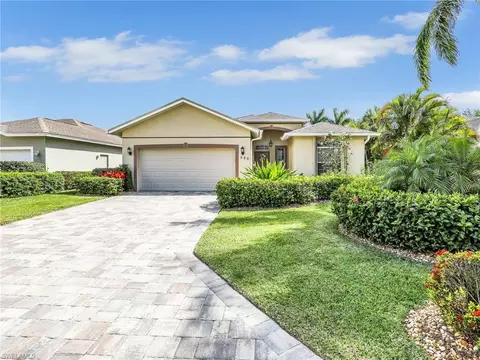 586 Crossfield Cir, Naples, FL 34104