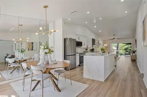 821 Gulf Pavilion Dr #206, Naples, FL 34108
