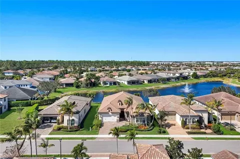 9469 Greenleigh Ct, Naples, FL 34120