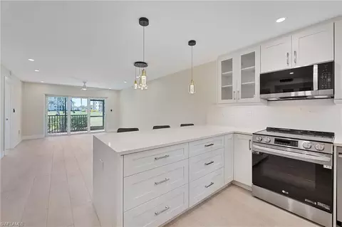 9 High Point Cir N #108, Naples, FL 34103