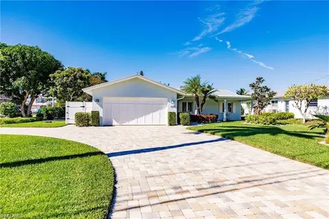 1590 Sandpiper St, Naples, FL 34102