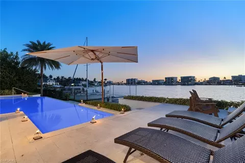2805 Leeward Ln, Naples, FL 34103