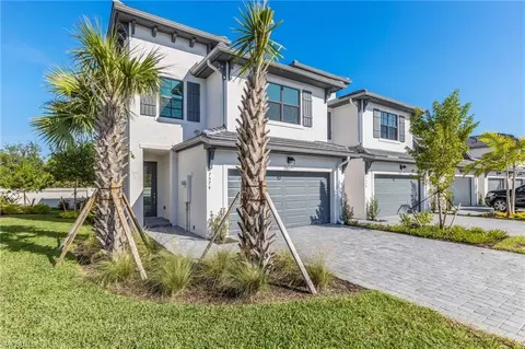 7574 Rockefeller Dr, Naples, FL 34119