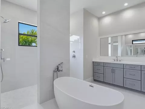 Bath - 67 Willowick Dr, Naples, FL 34110 photo 3 of 6
