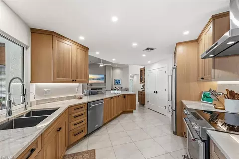 Kitchen - 4724 Riverside Dr, Estero, FL 33928 photo 4 of 5