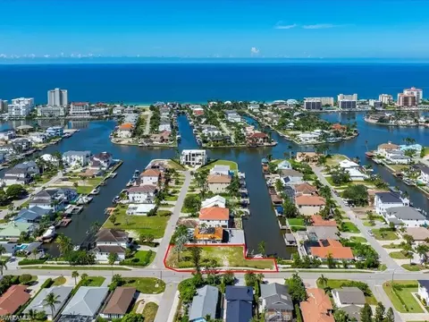 10337 Vanderbilt Dr, Naples, FL 34108