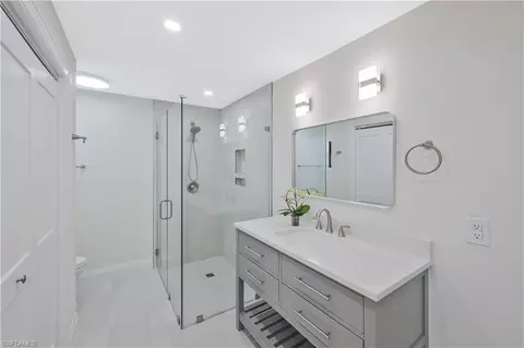 Bath - 480 Oak Ave, Naples, FL 34108 photo 3 of 3