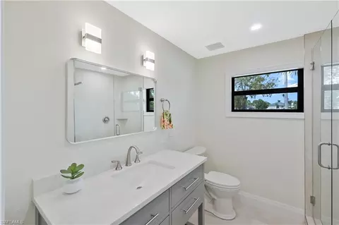 Bath - 480 Oak Ave, Naples, FL 34108 photo 2 of 3