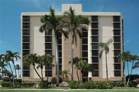 9653 Gulf Shore Dr #303, Naples, FL 34108